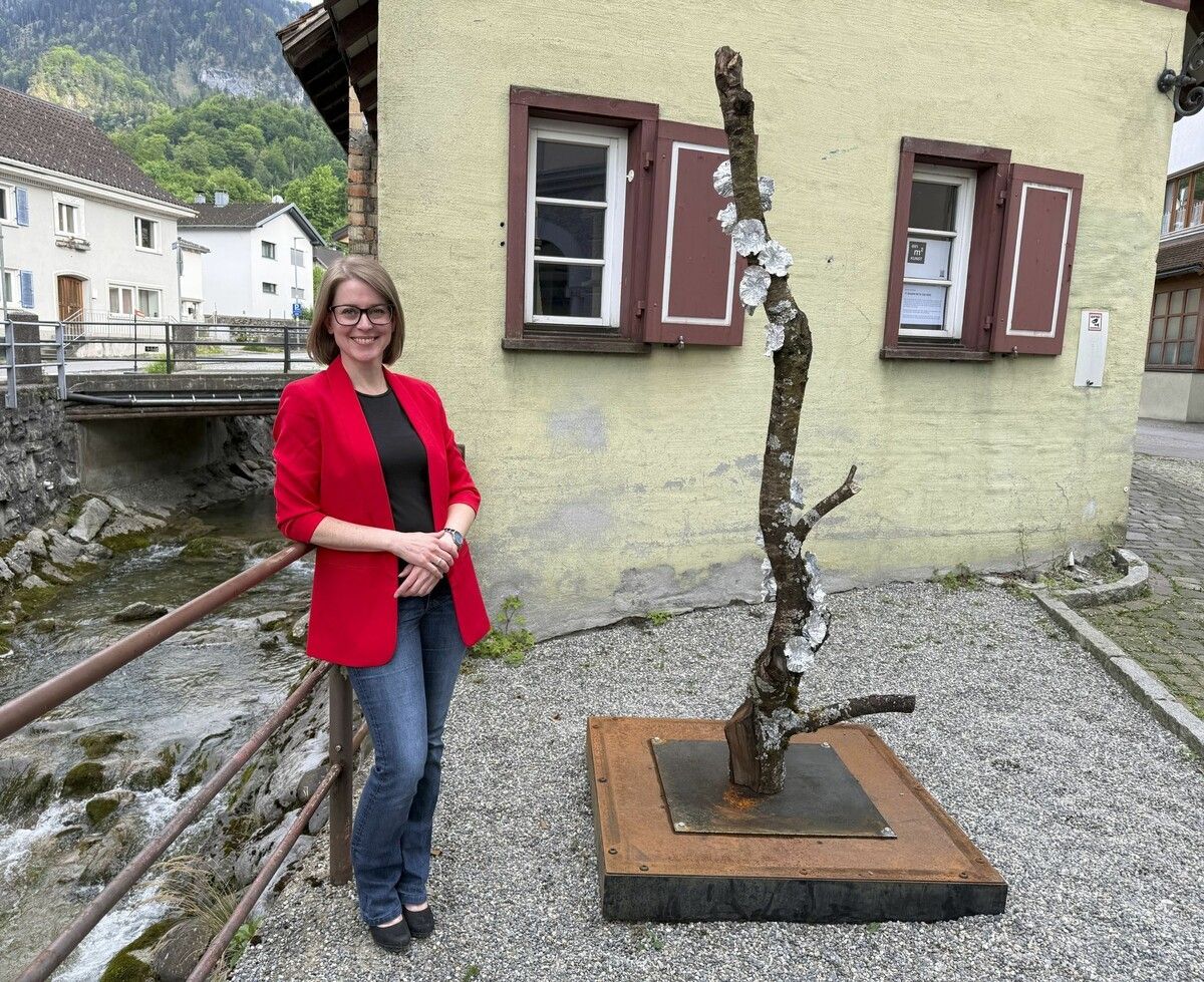 Künstlerin Marion Höpflinger und „It began with no ado“ am Emsbach.⇒Franc