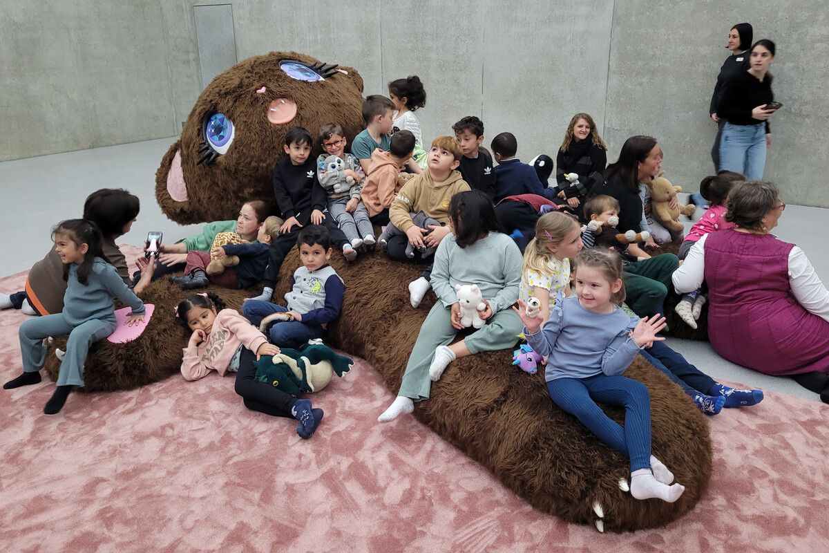 Kunst zum Anfassen: Kinder des Kindergartens Schwefel kuschelten sich an einen riesigen Plüschbären.⇒stadt