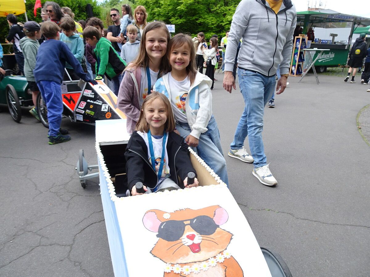 Mädelspower beim Team Hamsterrari - auch bei der 6. Seifenkisten Trophy überzeugten die Teilnehmer mit viel Kreativität.