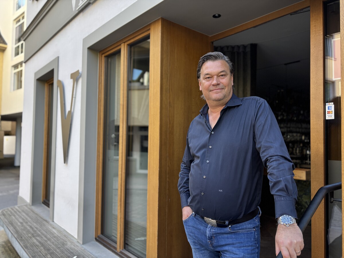 Mario Kmenta vor seiner Bar. Die Zukunft des Lokals in der Kirchstraße ist unsicher. ⇒VN/Rauch