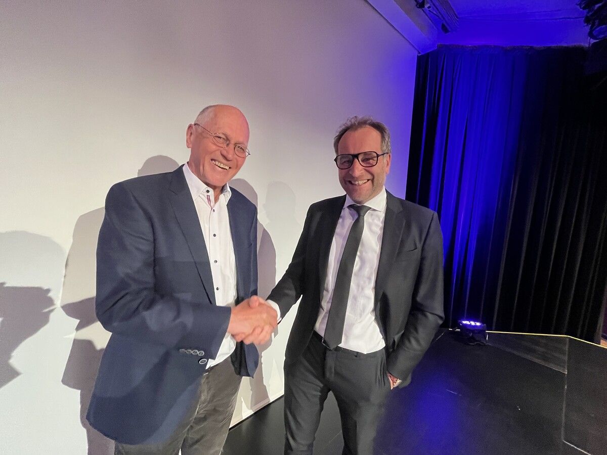 Martin Ruepp übergibt an Vizebürgermeister Alexander Juen. ⇒Kostelac