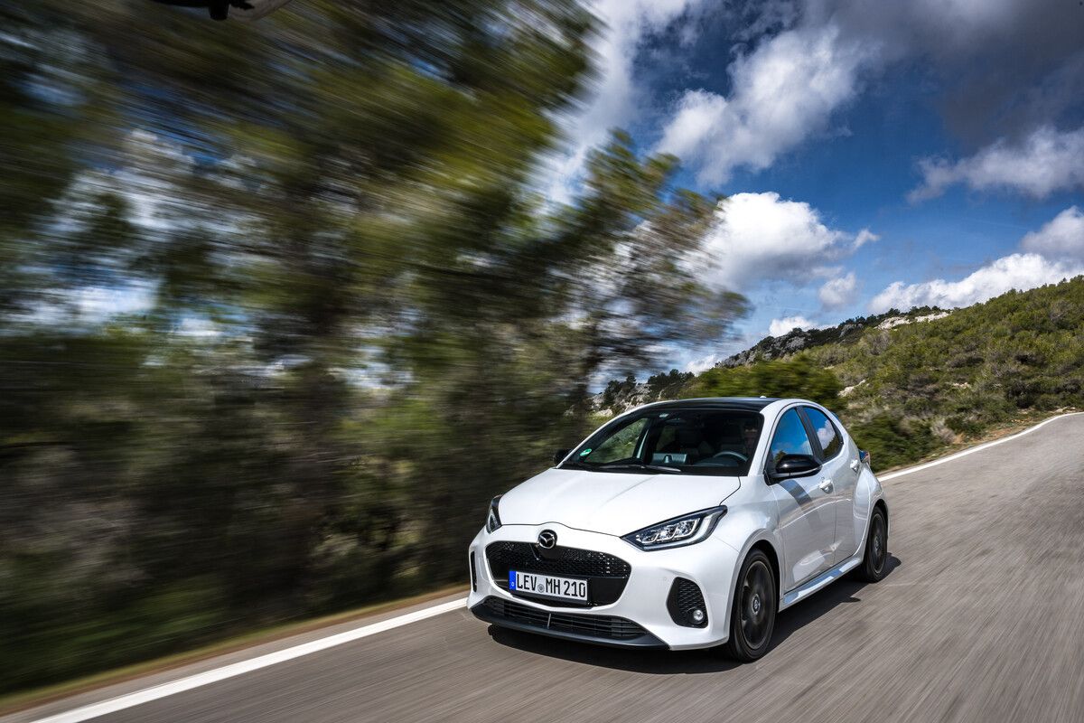 Mazda2 Hybrid: Mit Toyota zusammengetan hat sich die Marke für den ersten Benziner-Vollhybriden. Der Preis: ab 24.790 Euro (85 kW/116 PS).