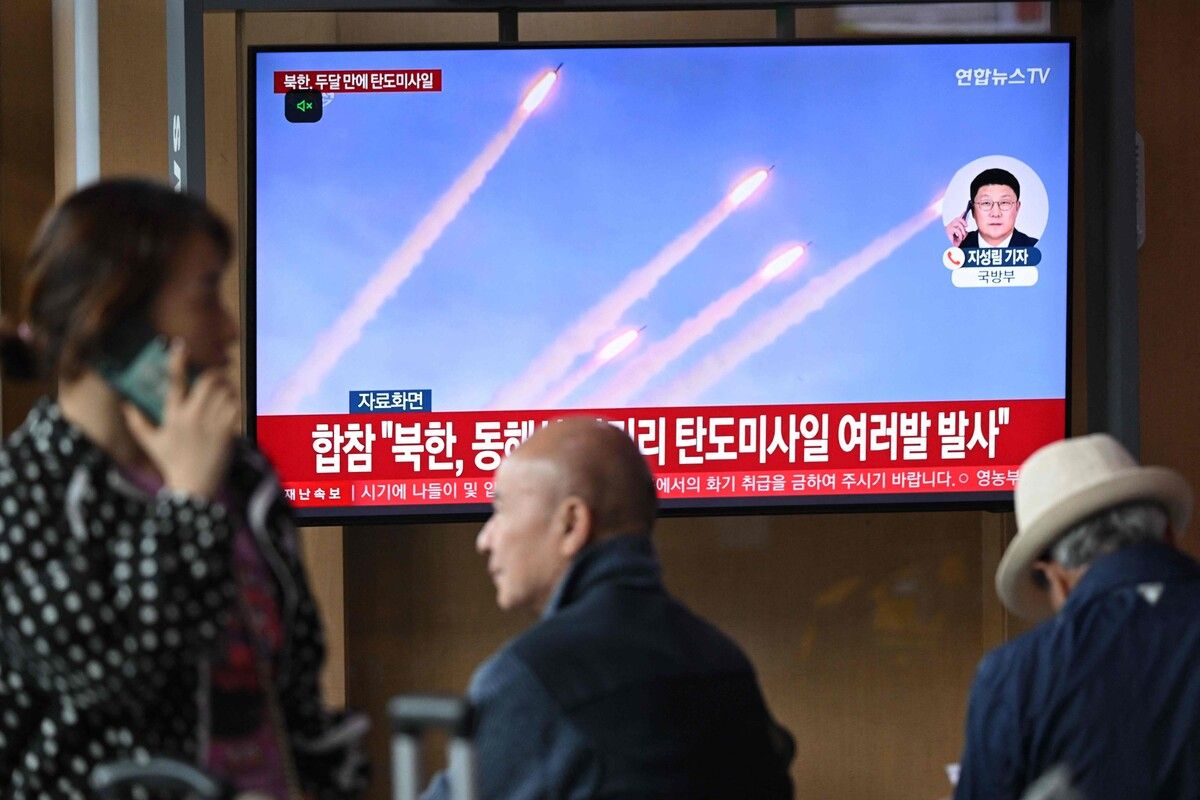 Menschen verfolgen in einem Bahnhof in Seoul eine Nachrichtensendung mit Archivmaterial eines nordkoreanischen Raketentests.