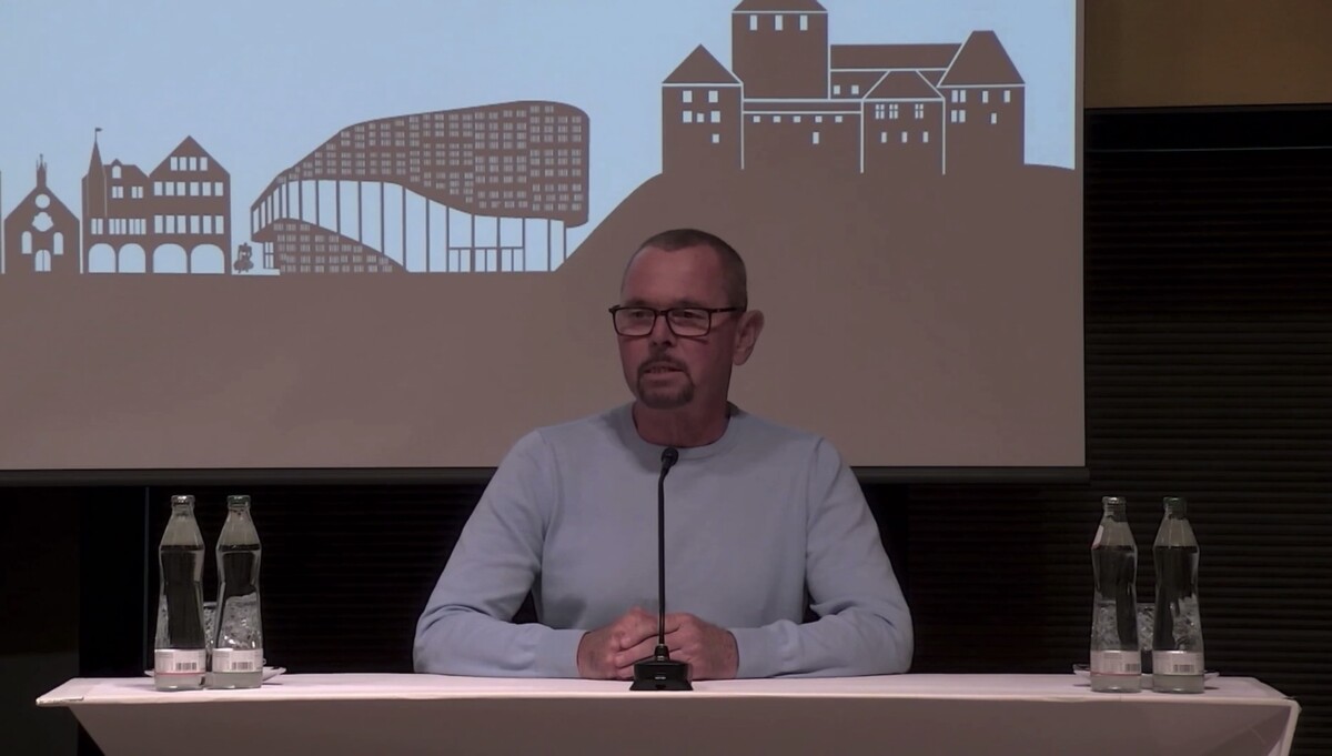 Michael Berchtold (Grüne) sprach sich trotz eigener Unsicherheit für mehr digitale Transparenz in der Stadtpolitik aus. ⇒Livestream