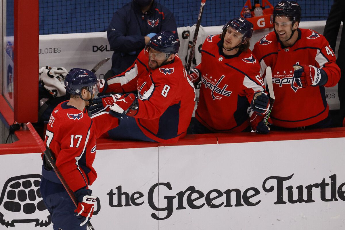 Michael Raffl (Nummer 17) spielte in der NHL u.a. bei den Washington Capitals mit dem besten Torschützen aller Zeiten, Alex Owetschkin, zusammen.⇒???