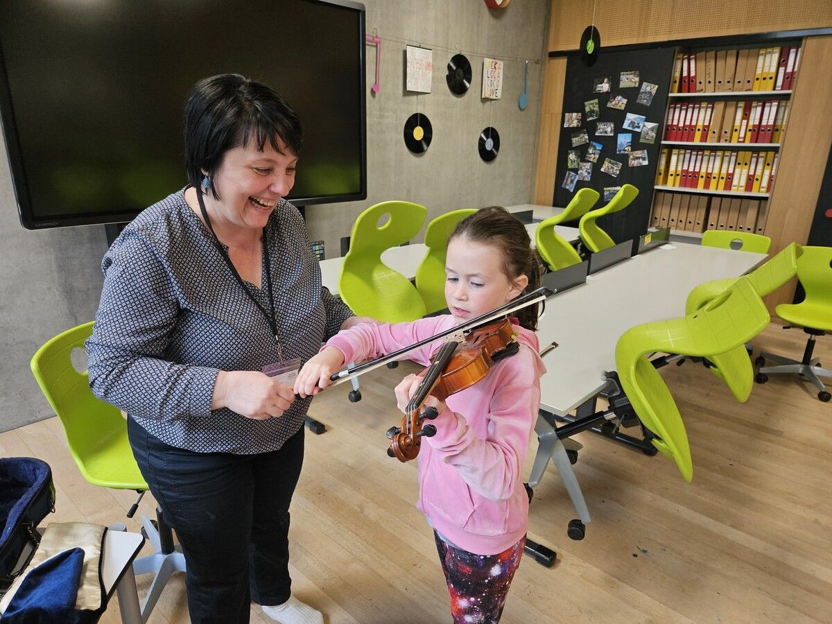 Mit Begeisterung konnten die Kinder verschiedene Instrumente ausprobieren.