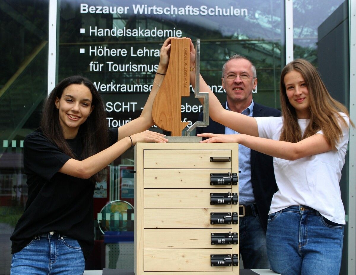 Mit Elena Manser (l.) und Katharina Heim freut sich auch Direktor Mario Hammerer über die BTV-Trophy und den Sieg bei der 27. Auflage des Wettbewerbs.⇒peter strauss(3)
