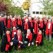 Kirchenchor mit Frühlingsoutfit