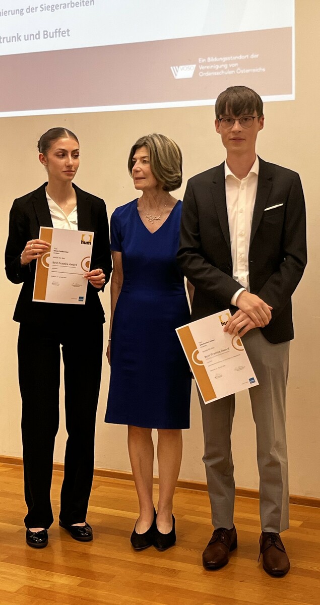 Mona Feldkircher (5B HLT Bludenz), Monika Steurer (Bildungsdirektion Vorarlberg) und Maximilian Salzer (5B HLT Bludenz) beim HUM Award.