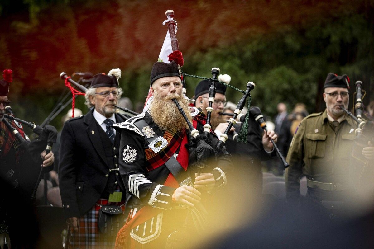 Musiker treten während der Zeremonie zum „Gedenken an die Toten“ auf dem kanadischen Kriegsfriedhof in Holten (Niederlande) auf. AFP (5)