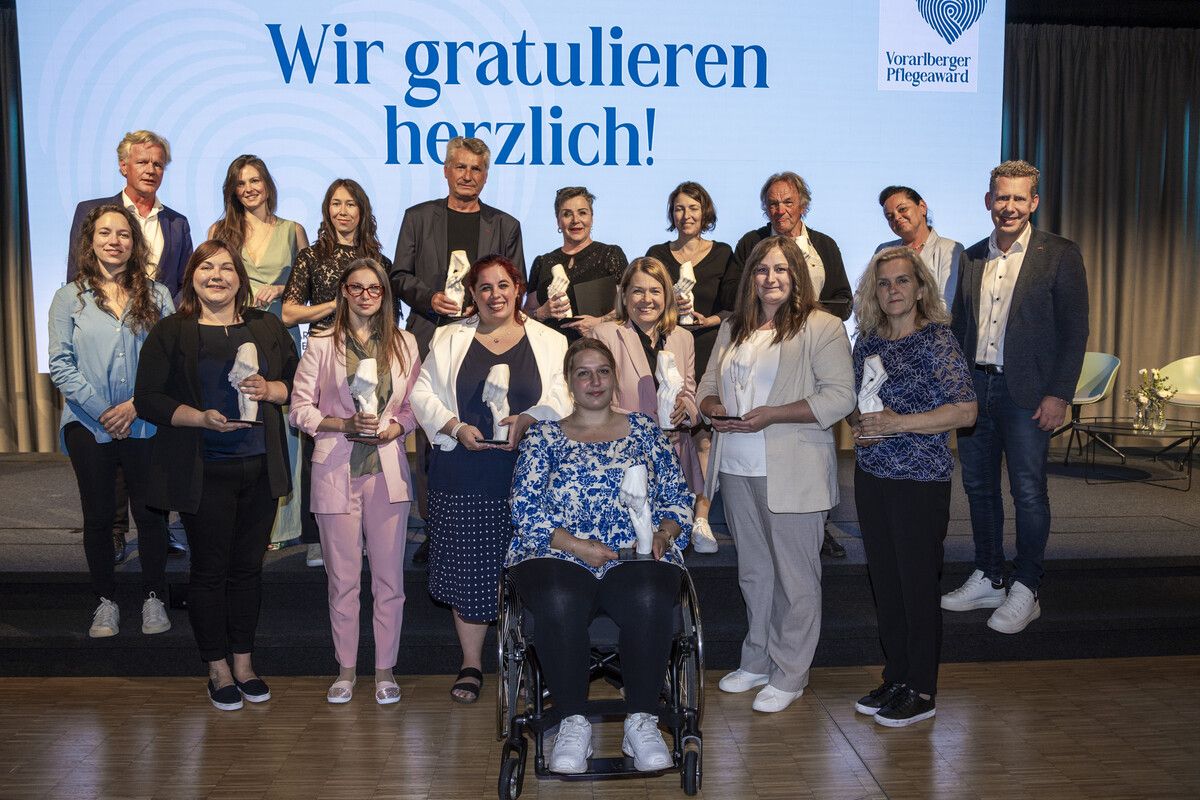 Nach der Verleihung stellten sich Preisträgerinnen und Preisträger sowie Vertreter der Partner mit Freude für das Gruppenfoto auf.⇒vn/paulitsch
