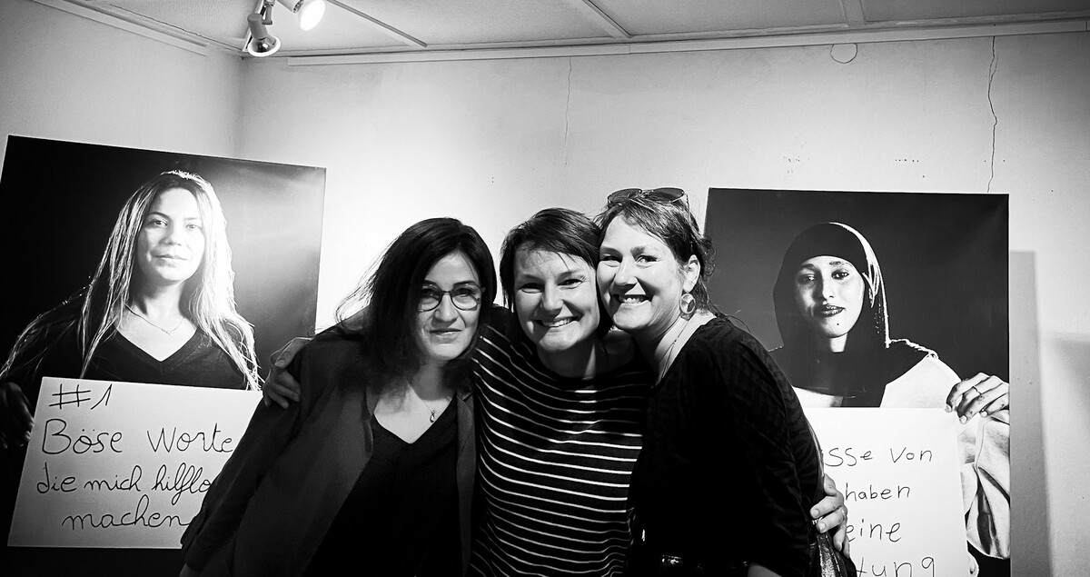 Nadine Gadient (r.) und Maryna Liapina (Mitte) haben eine Ausstellung erstellt. ⇒vn/tk