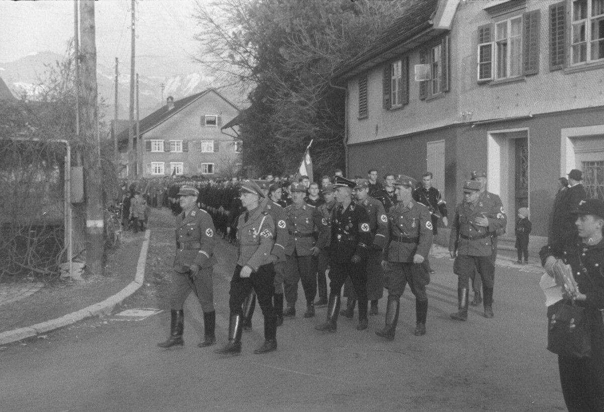 NS-Bürgermeister Hans Jenny mit der Spitze der Rankweiler NSDAP bei einem Aufmarsch. ⇒Landesbibliothek Vorarlberg, Sammlung Werner Schlegel