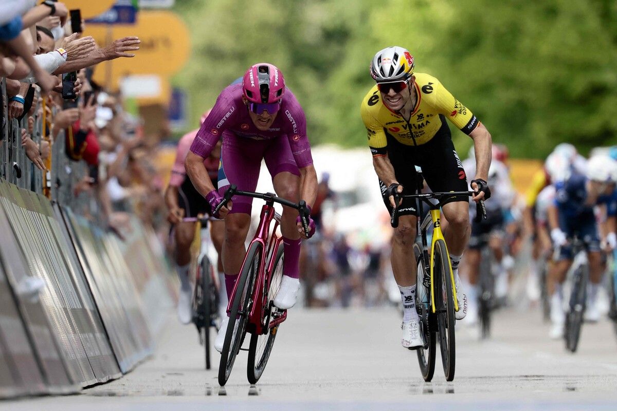 Packendes Sprintduell zwischen Mads Pedersen (l.) und Wout van Aerts auf dem Schlussanstieg zur Ziellinie in Vicenza.⇒APA