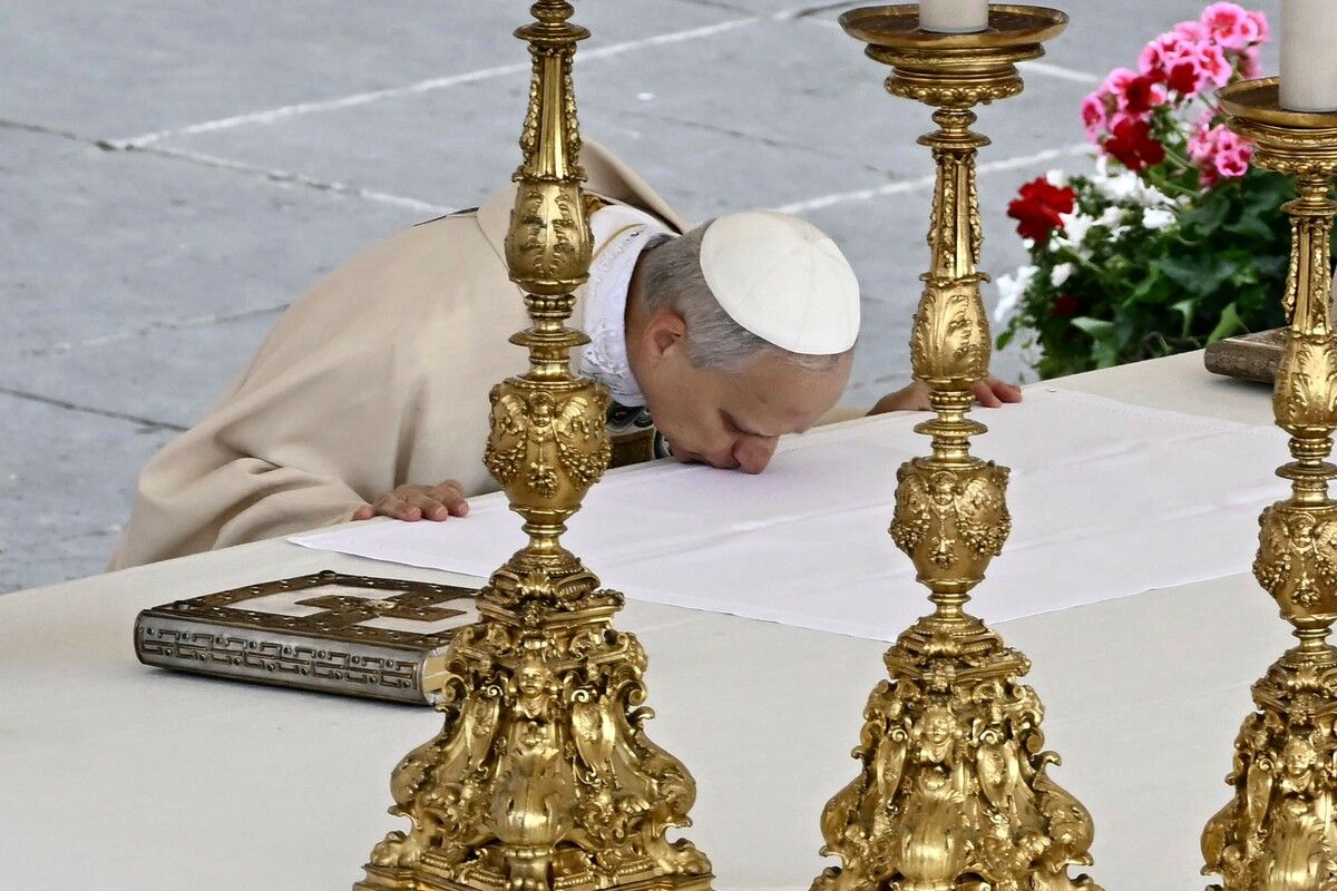 Papst Leo küsst den Altar als Zeichen der Verehrung und Heiligkeit.