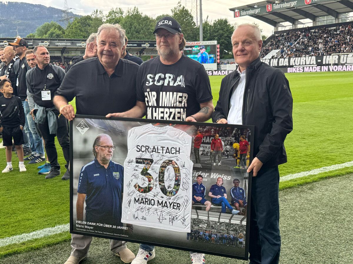 Peter Pfanner (l.) und Werner Gunz mit einem Abschiedsgeschenk für Mario Mayer.