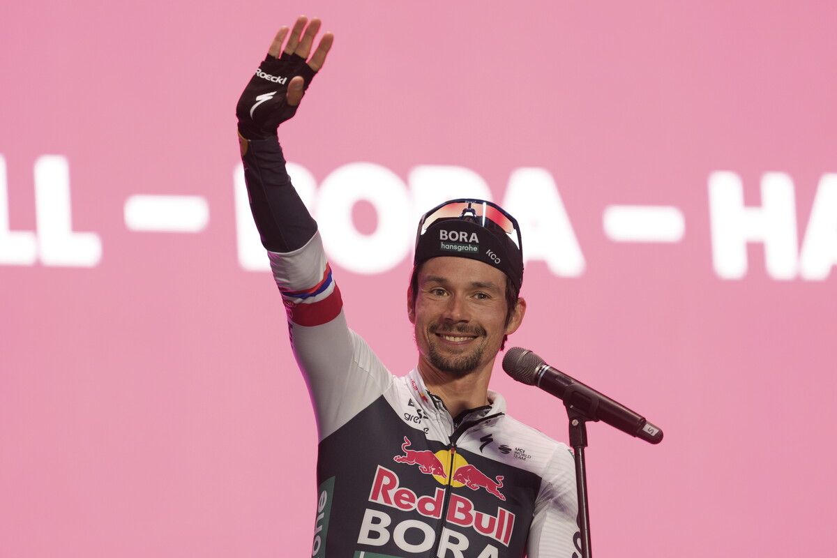 Primoz Roglic anlässlich der Team-Präsentation für den Giro d‘Italia 2025.⇒ap