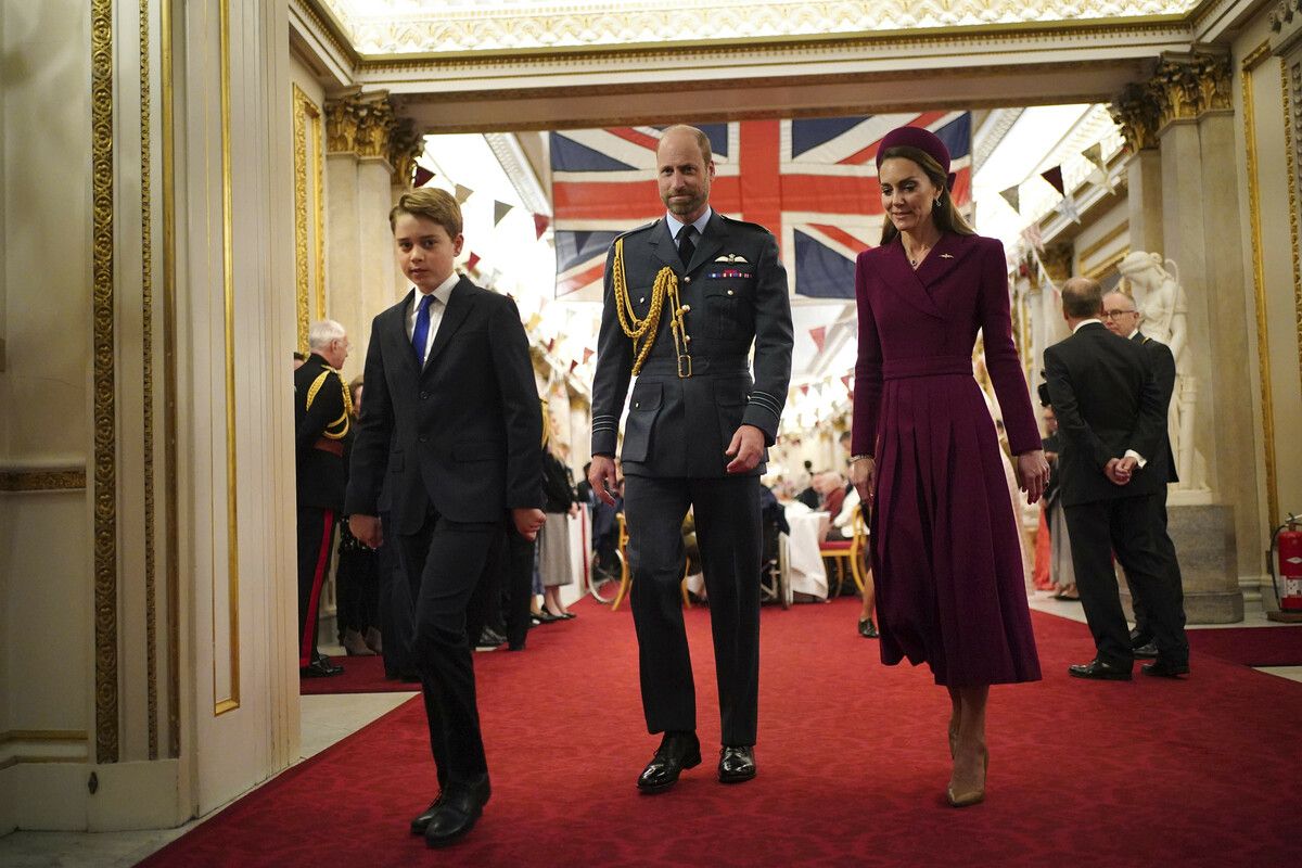 Prinz George, Prinz William und Prinzessin Kate treffen am 5. Mai im Buckingham Palace zu einer Teeparty mit Veteranen des Zweiten Weltkriegs ein. ⇒apa/schossmann