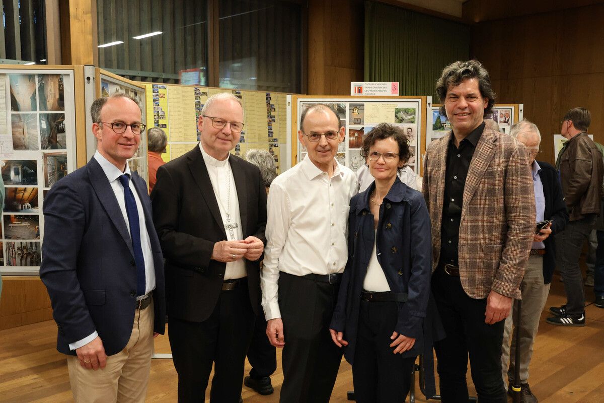 RA Benedikt König, Bischof Benno Elbs, Dorfchronist Matthias Nägele mite Frau Esther-Maria und Bgm. Manfred Rädler.⇒AME
