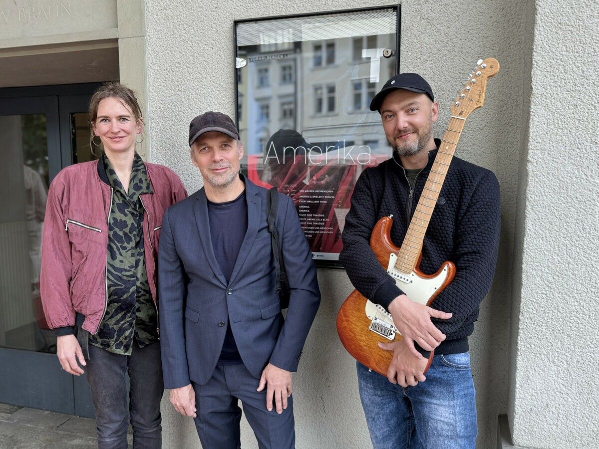 Regisseur Niklas Ritter (Mitte), Bühnen-und Kostümbildnerin Karoline Bierner und Musiker Oliver Rath bei der Premiere am Landestheater.⇒SIE