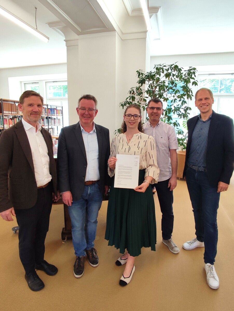 Rektor Jörg-Maria Ortwein, Musikschuldirektor Nikolaus Netzer, Stadträtin Nathalie Koch, Vize-Rektor Florian Kresser und Bibliothekar Gerhard Fend bei der Übergabe. ⇒Musikschule FK