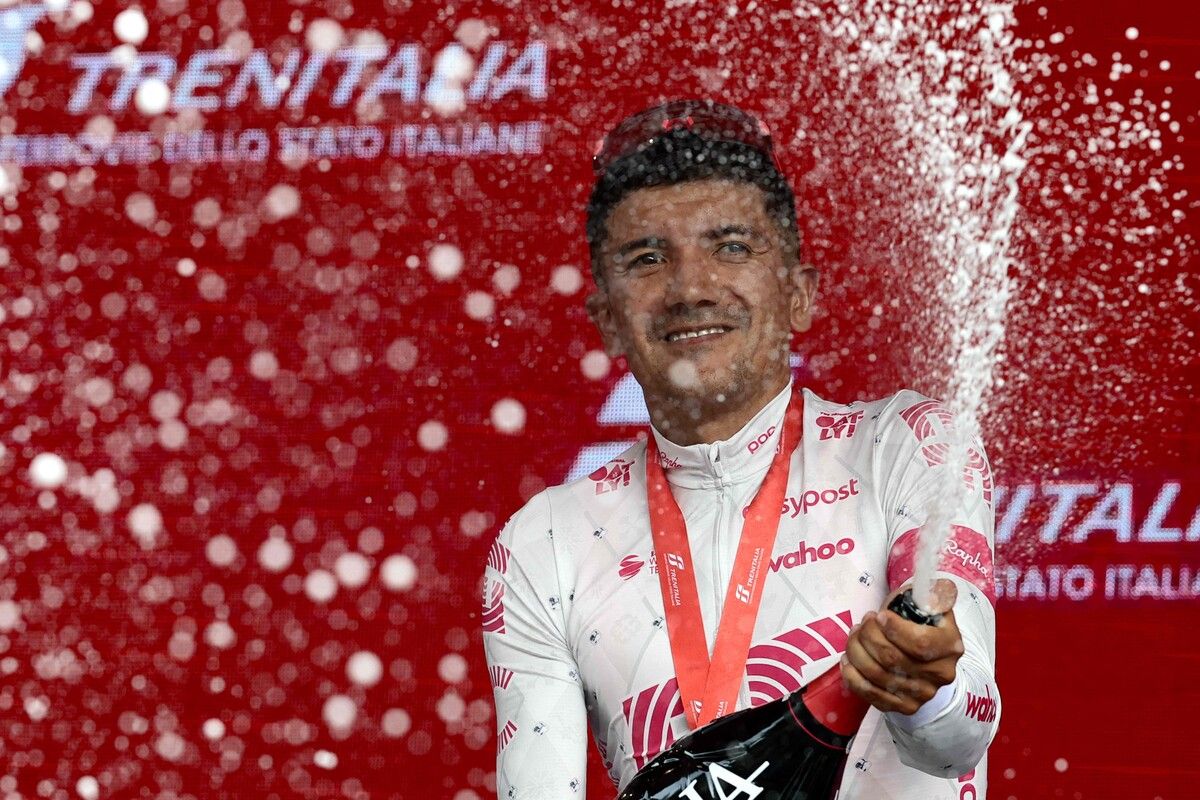 Richard Carapaz feierte seinen Sieg nach der Solofahrt standesgemäß.⇒apa