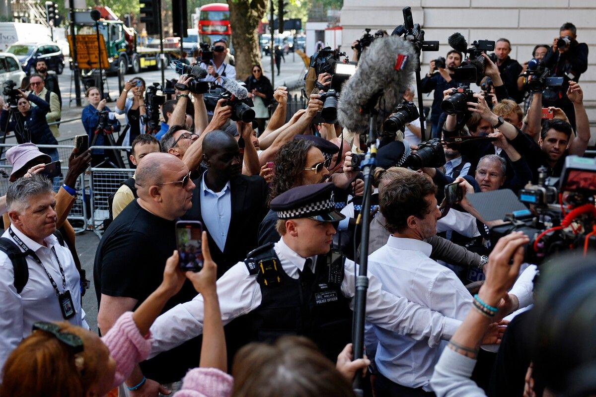 Schauspieler Russell Brand wurde von Paparazzi umzingelt, als er in London zu einem Gerichtstermin wegen der gegen ihn erhobenen Vorwürfe der Vergewaltigung und sexuellen Übergriffe erschien.