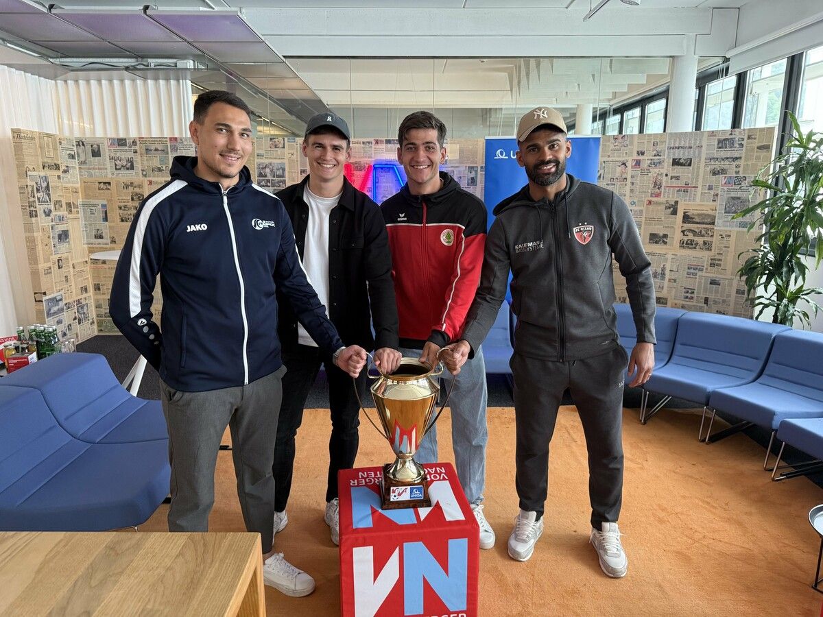 Schon einmal die Hand an der Cuptrophäe, von links: Marcel Sohler (SC Röthis), Tim Wolfgang (VfB Hohenems), Lorenz Rusch (FC Dornbirn) und Uelder Barbosa (FC Bizau).⇒Bitriol