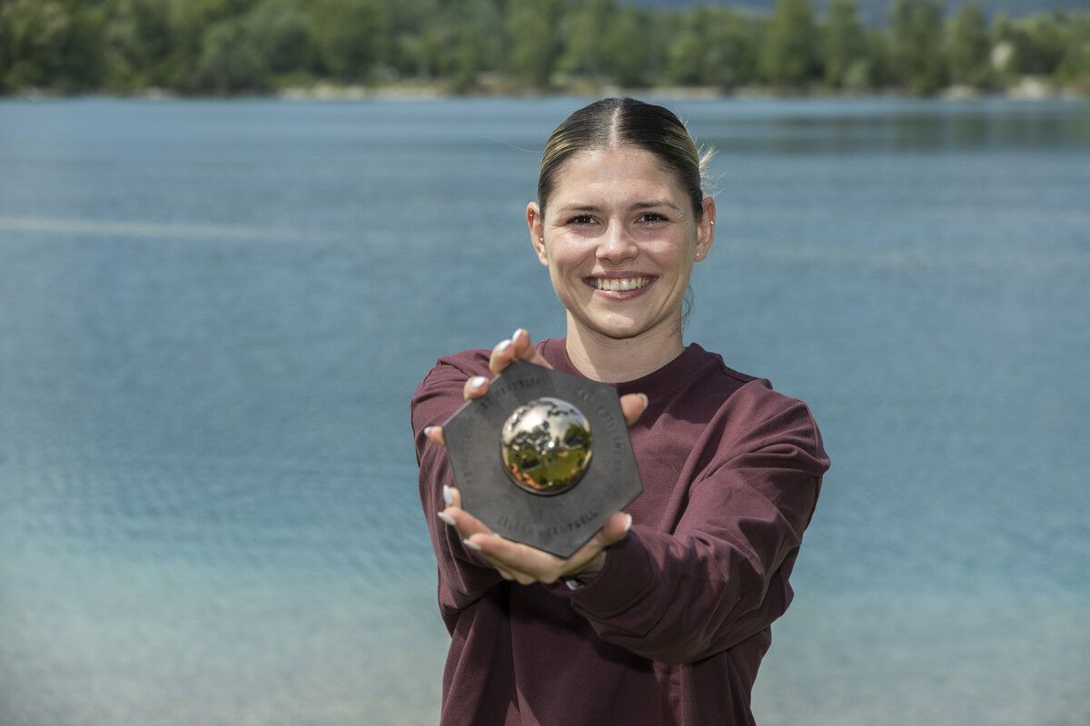 Schon zum dritten Mal in Folge hält Eileen Campbell die von Künstler Albrecht Zauner entworfene Trophäe in Händen. Die Legionärin ist Vorarlbergs Fußballerin des Jahres 2024.⇒Paulitsch/2