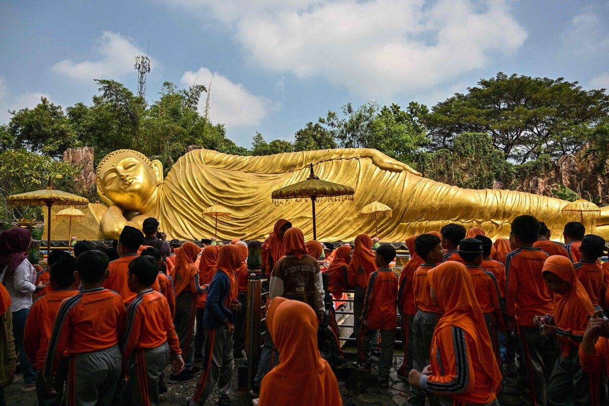 Schüler eines islamischen Internats besuchten die liegende Buddha-Statue im Maha-Vihara-Mojopahit-Tempel in Mojokerto in der Provinz Ost-Java.