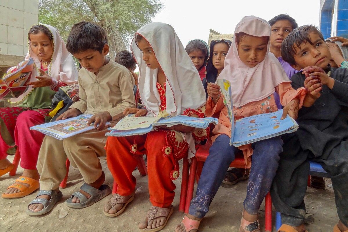 Schulunterricht in einem ländlichen Gebiet am Rande von Sukkur in der Provinz Sindh in Pakistan.