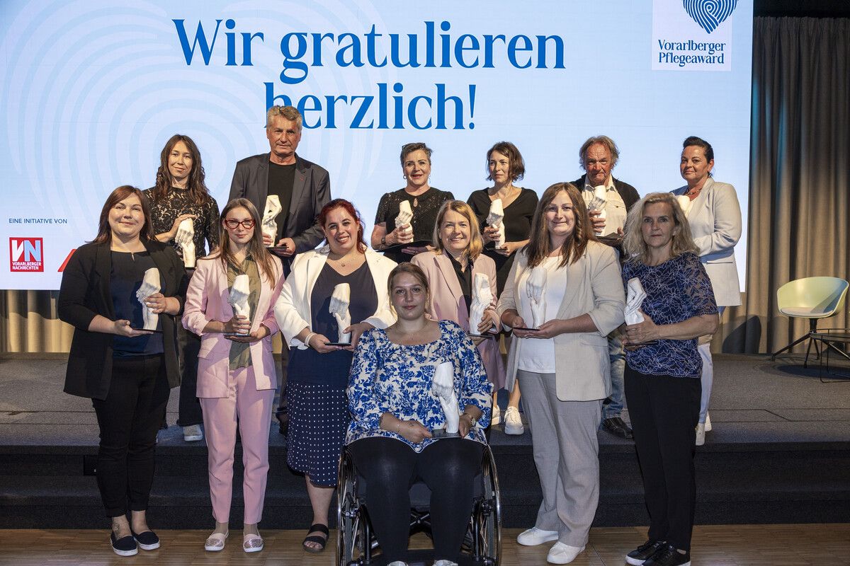 Sie repräsentierten eindrücklich die Vielfalt der Pflege und Betreuung: die Preisträgerinnen und Preisträger des 1. Vorarlberger Pflegeawards.⇒VN/paulitsch