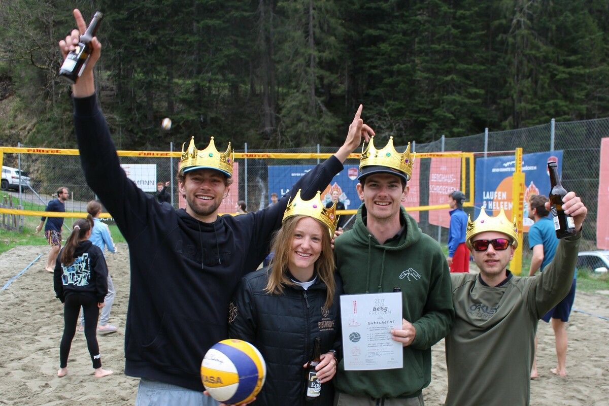 So sehen Sieger aus! Die fetzigen Bibers – das Team von Hotel Biberkopf in Warth – holten die Kronen beim „King of Berghaus”.⇒peter strauss