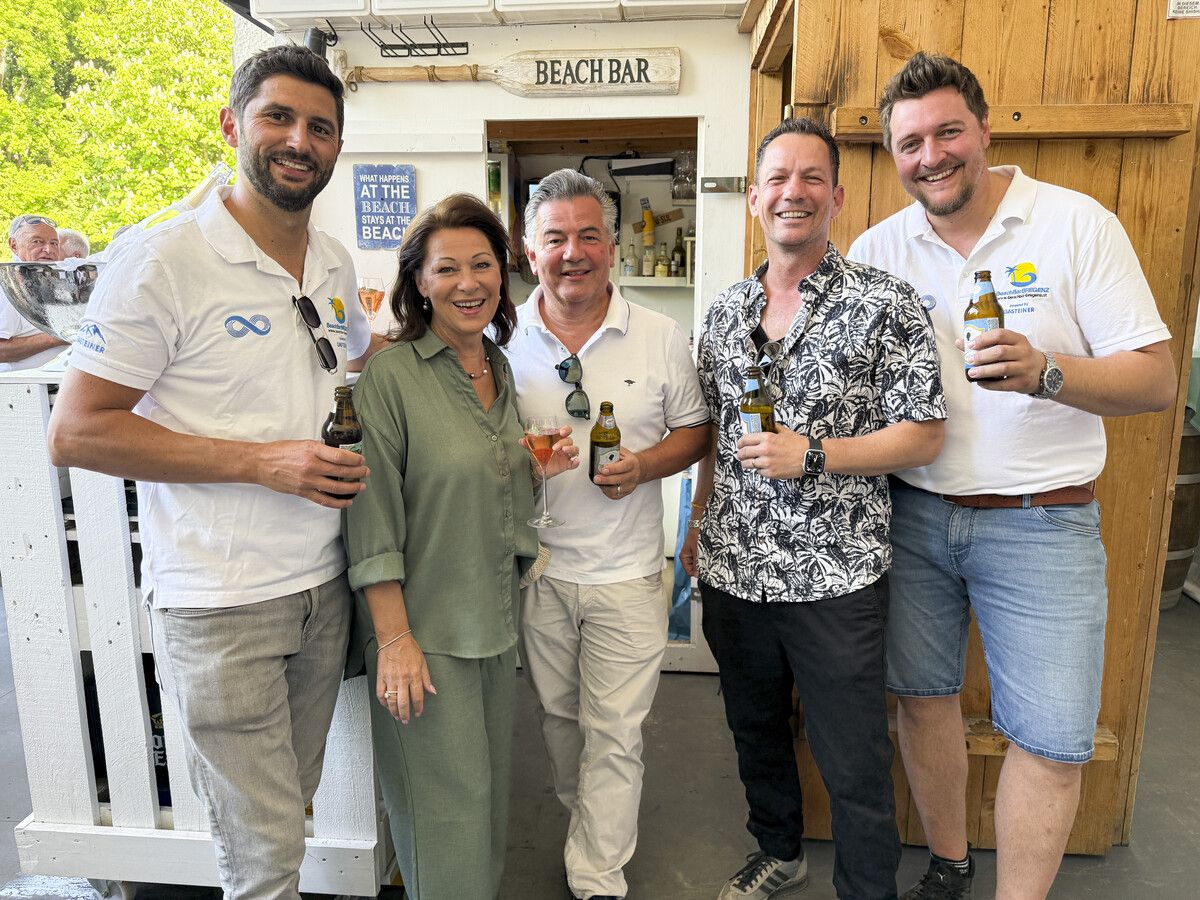 Stefan Köb, Daniela und Martin Berthold, Robert S. Salant sowie Roberto Kühr eröffneten die BeachBar-Saison 2025.⇒franc