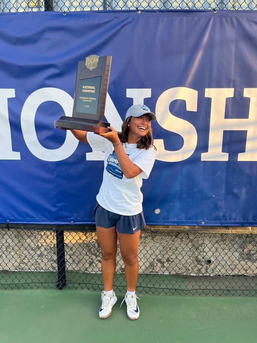 Sydney Stark mit der Siegertrophäe in der US-Collegemeisterschaft. Zudem wurde die 18-jährige Bürserin als „Rookie of the Year“ ausgezeichnet. ⇒Privat