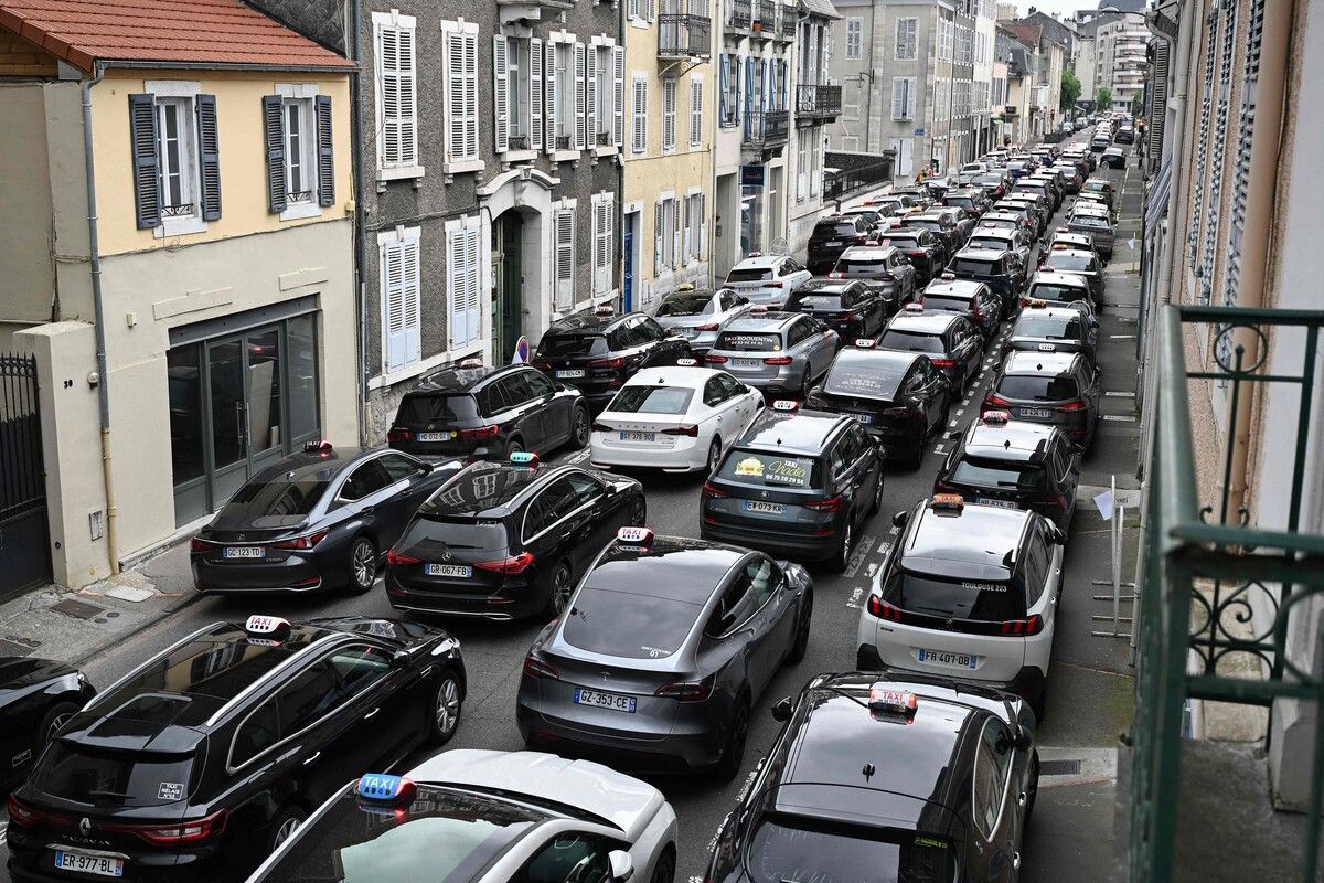 Taxifahrer blockieren im französischen Pau aus Protest gegen geplante staatliche Finanzierungsänderungen eine Straße.