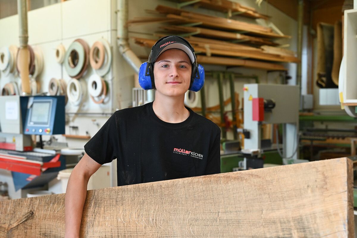 Tischlerlehrling Emanuel packt an und weiß, wie er geschickt mit dem Werkstoff Holz umgehen muss.⇒BVS (4)