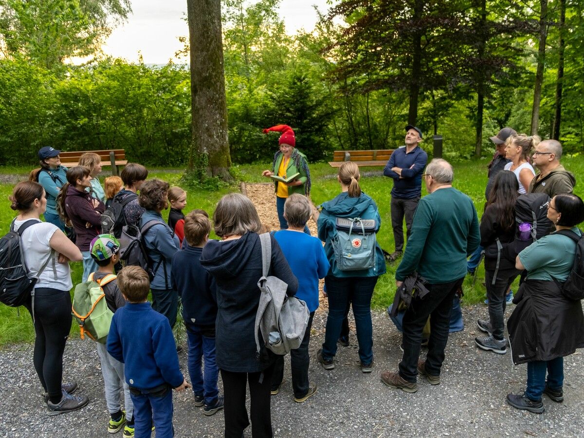 Um die Atmosphäre für die Veranstaltung zu schaffen, liest Wichtel Anja ein stimmungsvolles Waldmärchen. ⇒Stadt