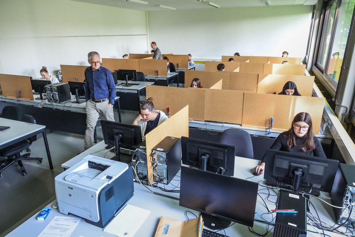 Und los geht’s. Eine der drei Gruppen von Maturanten an der HAK Lustenau hat soeben die Aufgaben in Deutsch erhalten. ⇒VN/Steurer