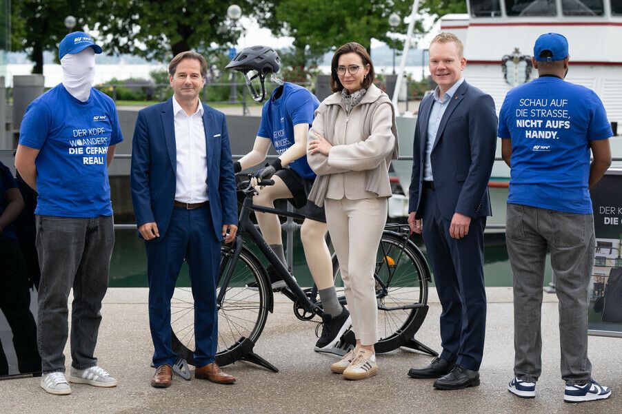 V. l. n. r.: Martin Pfanner (KFV), Sophia Sungler (AUVA-Leiterin des Unfallverhütungsdienstes für Westösterreich), Christof Bitschi (Landesstatthalter).⇒serra