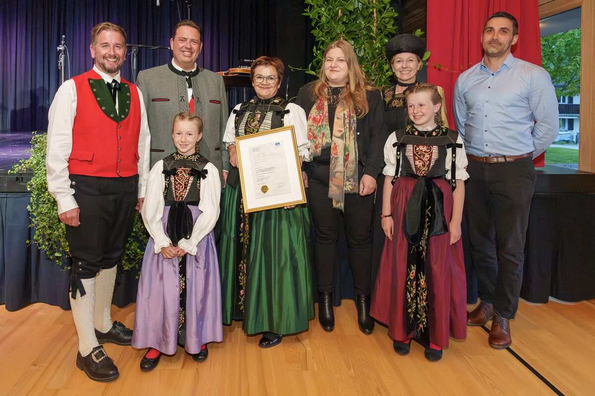 v. l.: Standesrepräsentant Daniel Sandrell, Geschäftsführer von Montafontourismus Manuel Bitschnau, Landestrachtenverbandsobfrau Ulrike Bitschnau, Dr. Simone Egger von der UNESCO-Kommission, Landesrätin Martina Rüscher, Christoph Walser, Direktor Montafoner Museen.⇒sto