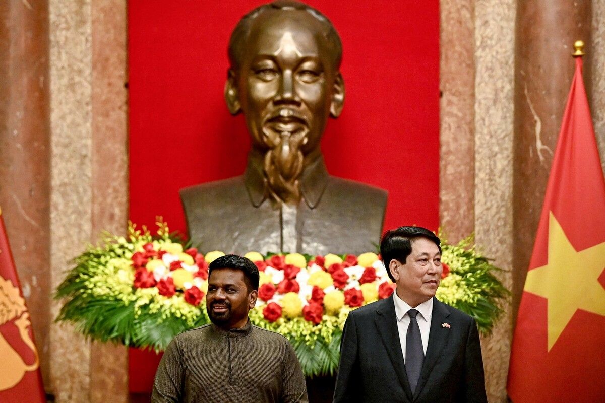 Vietnams Präsident Luong Cuong (r.) und Sri Lankas Präsident Anura Kumara Dissanayake (l.) posieren für ein Foto während eines Treffens im Präsidentenpalast in Hanoi.