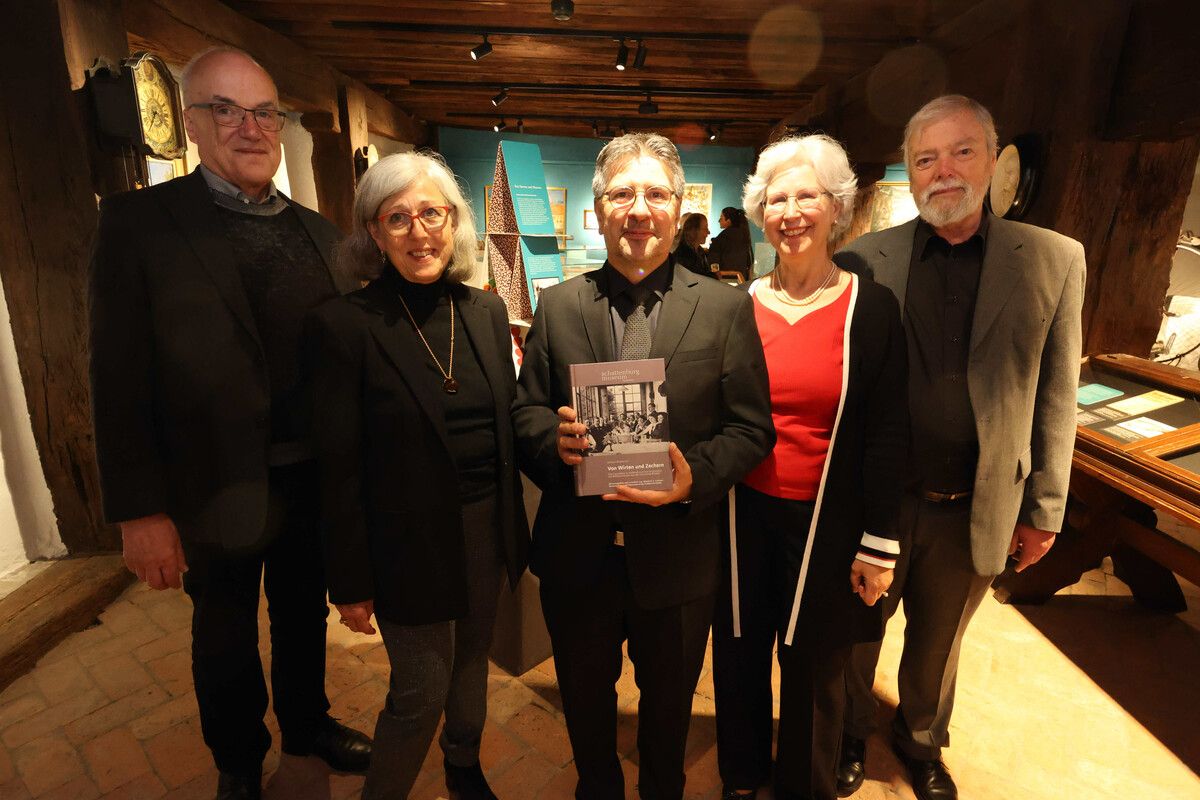 Vizeobmann Gerhard Beer (Reprofotos), Lydia Romanos-Hofer (Glossar, Lektorat), Obmann Martin Caldonazzi (Grafik), Gabi Getzner (Register) und Ehrenobmann Manfred A. Getzner (Sichten, Sortieren).⇒AME