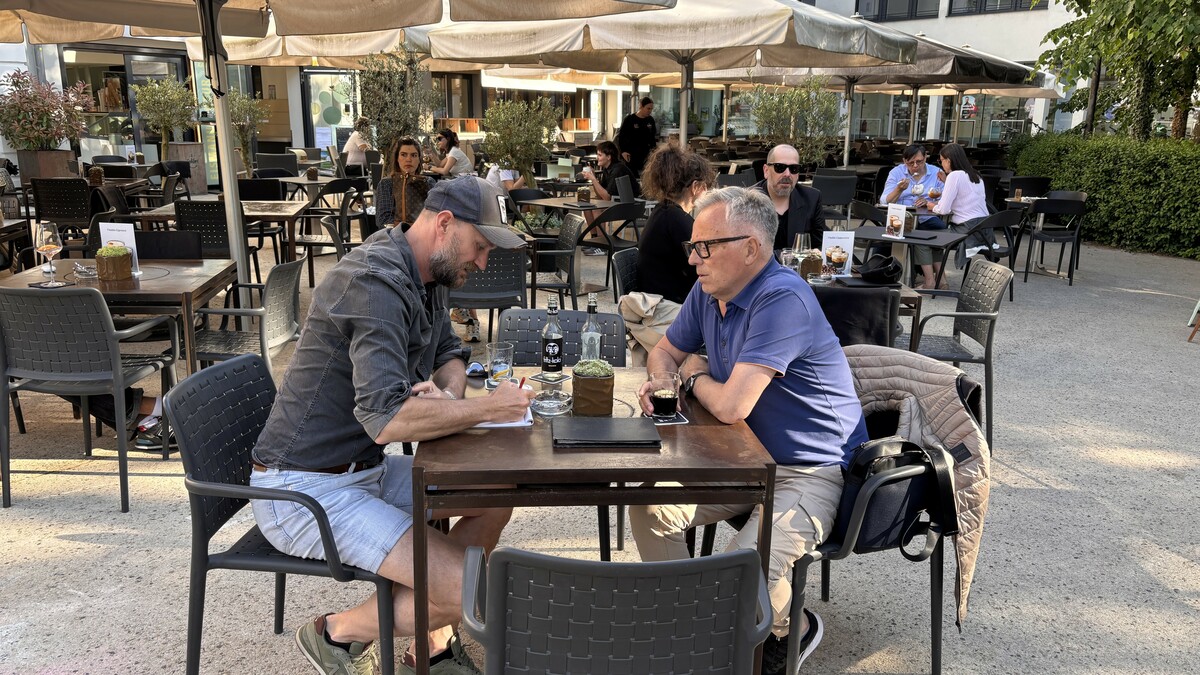VN-Redakteur Markus Krautberger im Interview mit SWB-Trainer Regi van Acker in dessen Wahlheimat Bregenz.⇒VN/Krautberger