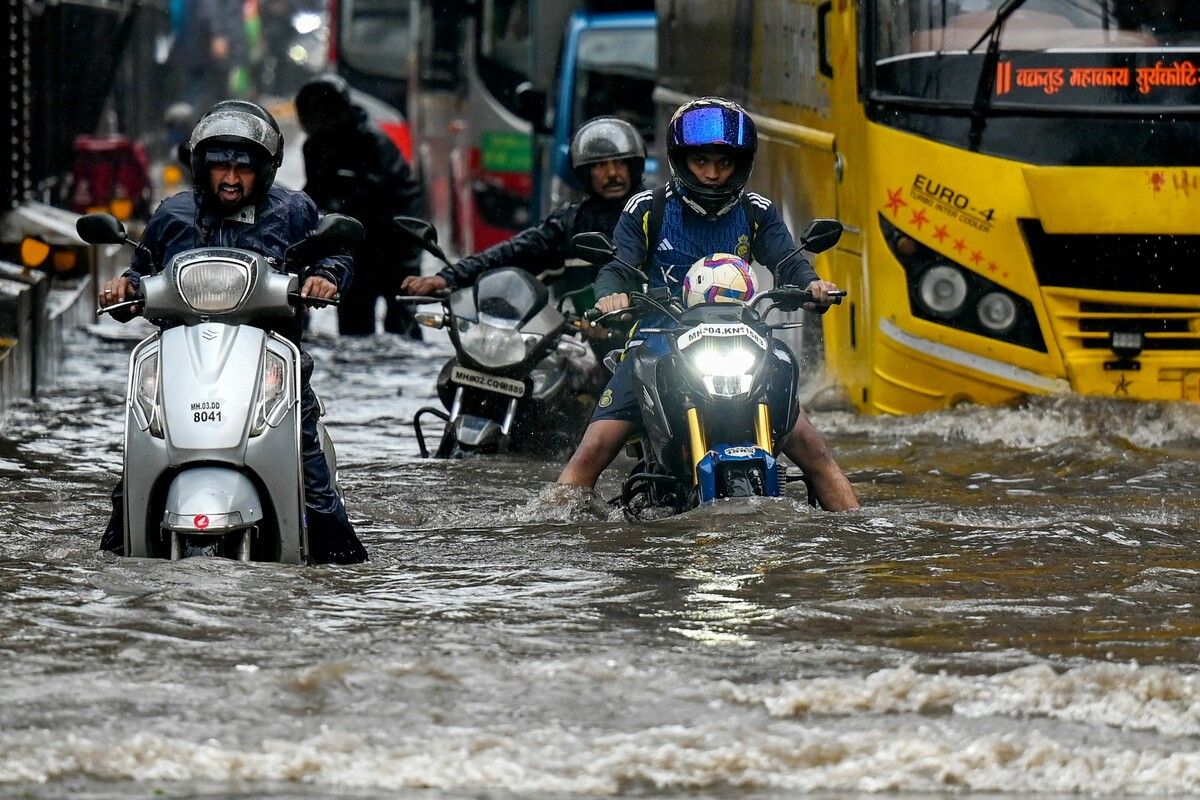Während in anderen Regionen Indiens eine Hitzewelle herrscht, führten heftige Regenfälle in Mumbai zu schweren Überschwemmungen.