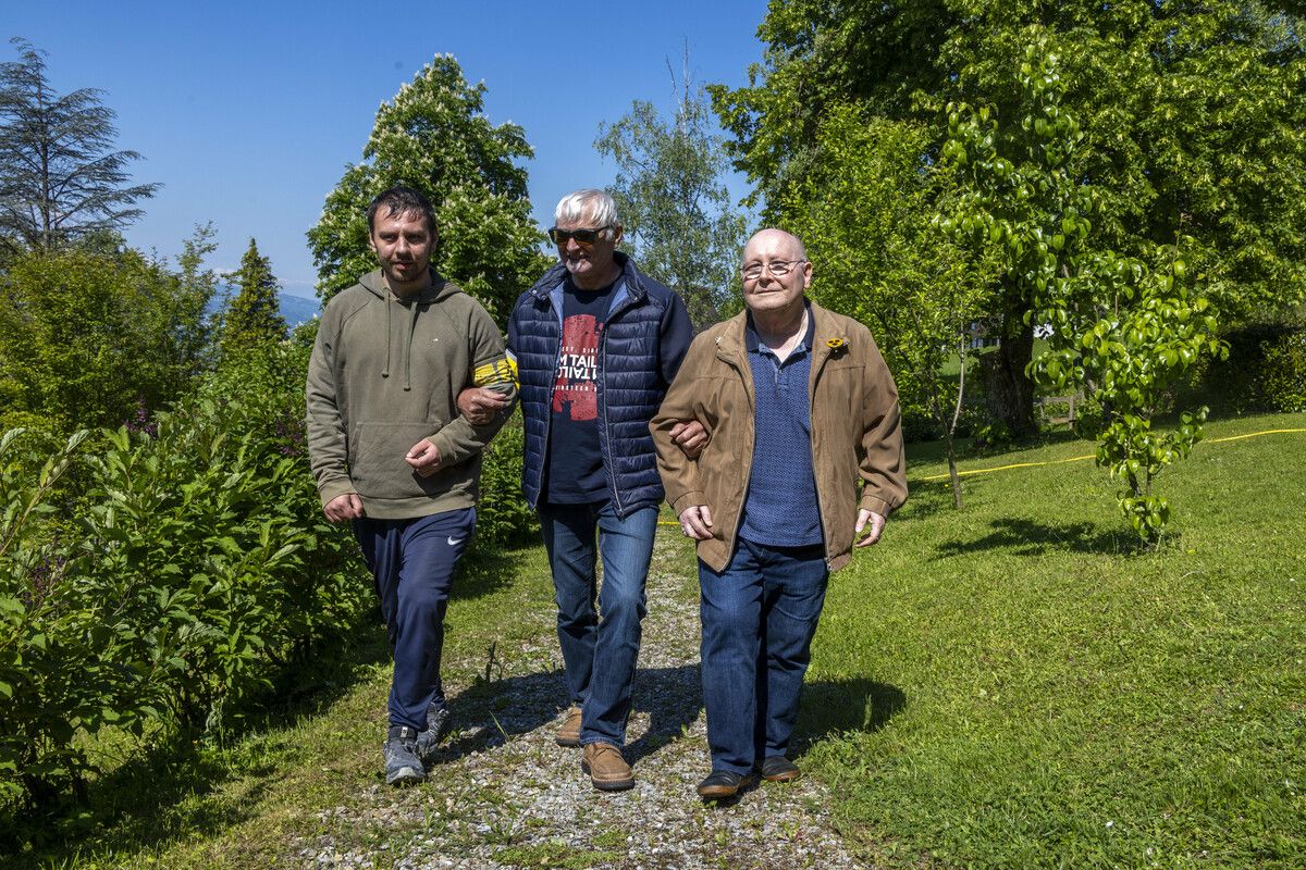 Walter Edlinger (Mitte) und Fabio Eidler (links) mit Manfred Schuler, dem Obmann des Blinden- und Sehbehindertenverbandes Vorarlberg.⇒VN/Paulitsch
