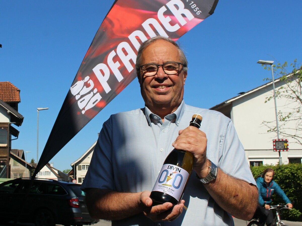Walter Pfanner präsentiert einen „Zero“-Wein.