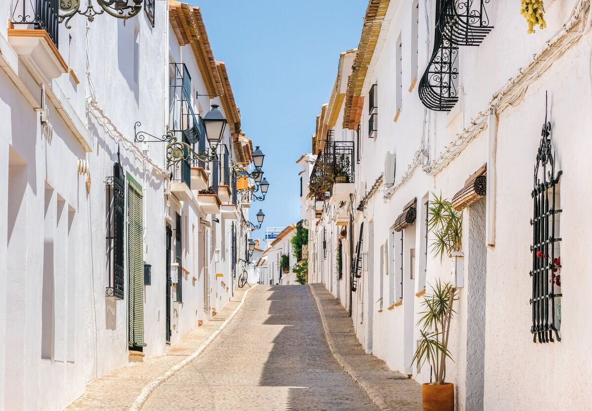 Weiß getünchte Fassaden, blühende Balkone und stille Gassen – Orte wie Altea prägen das Bild der Costa Blanca. Shutterstock (alle)