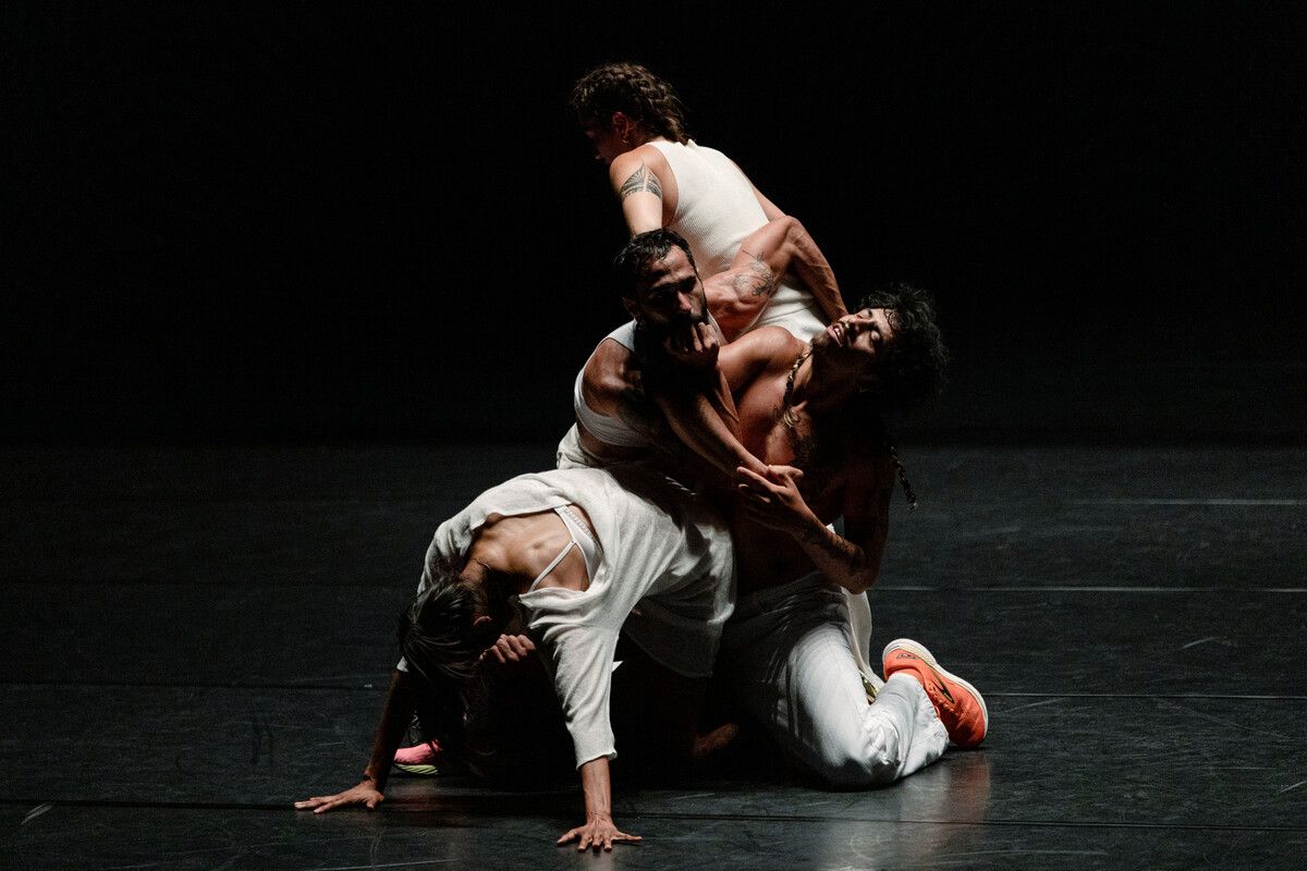 Wesentlich in Gats Choreografien sind die Spannungsfelder zwischen Ordnung und Chaos, zwischen Kollektiv und Individuum. ⇒ J.Gat