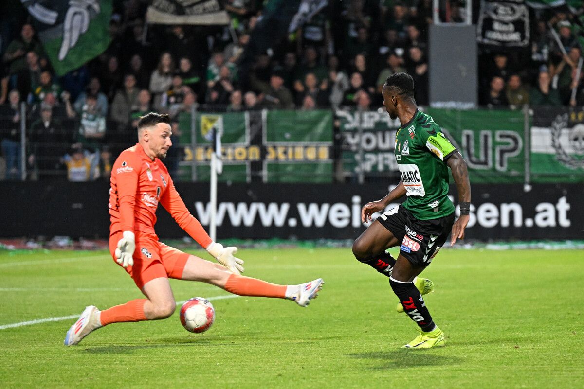 Wilfried Eza ließ in dieser Situation SWB-Goalie Franco Flückiger keine Chance und traf zum 1:0 für die SV Ried.⇒fotos: gepa